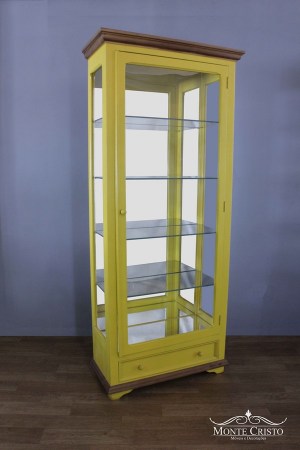 Cristaleira amarela laca, com prateleiras de vidro e iluminação